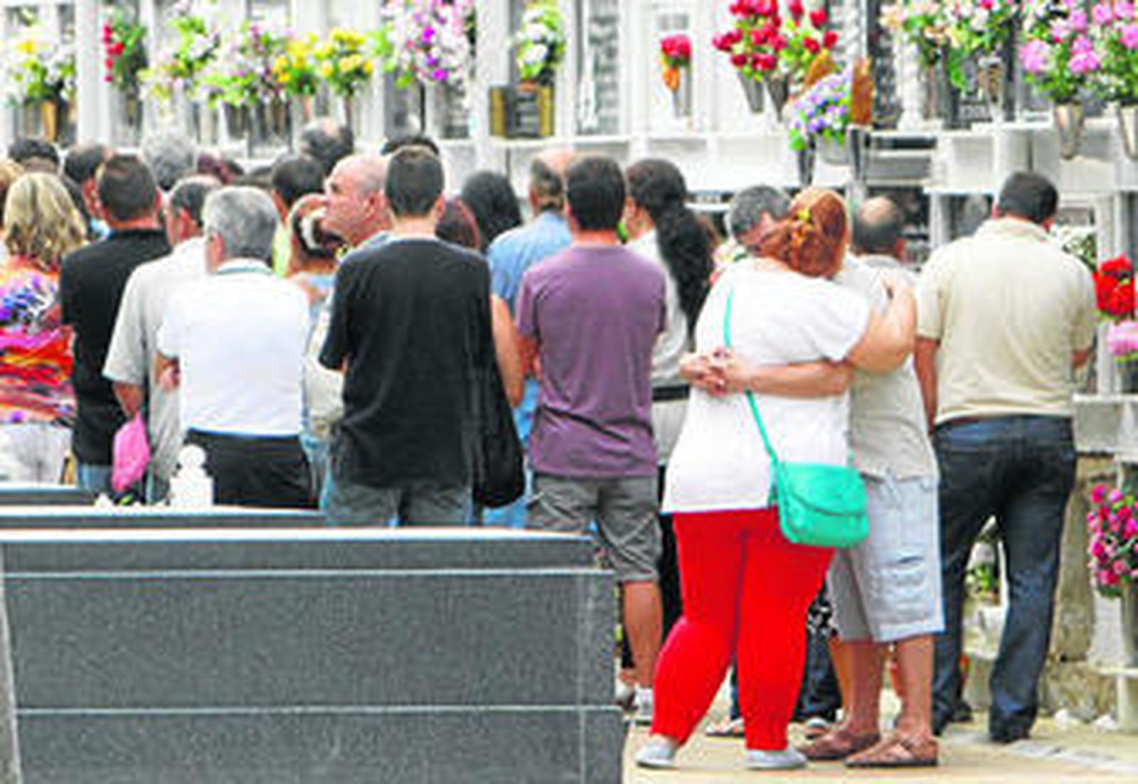 Momento del sepelio, ayer en el cementerio San Juan Bautista de Chiclana.