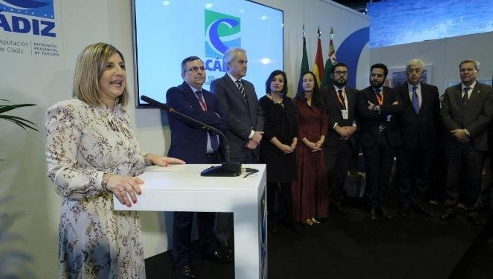 La presidenta de Diputación, acompañada por empresarios, técnicos y políticos en la presentación del Día de la Provincia.