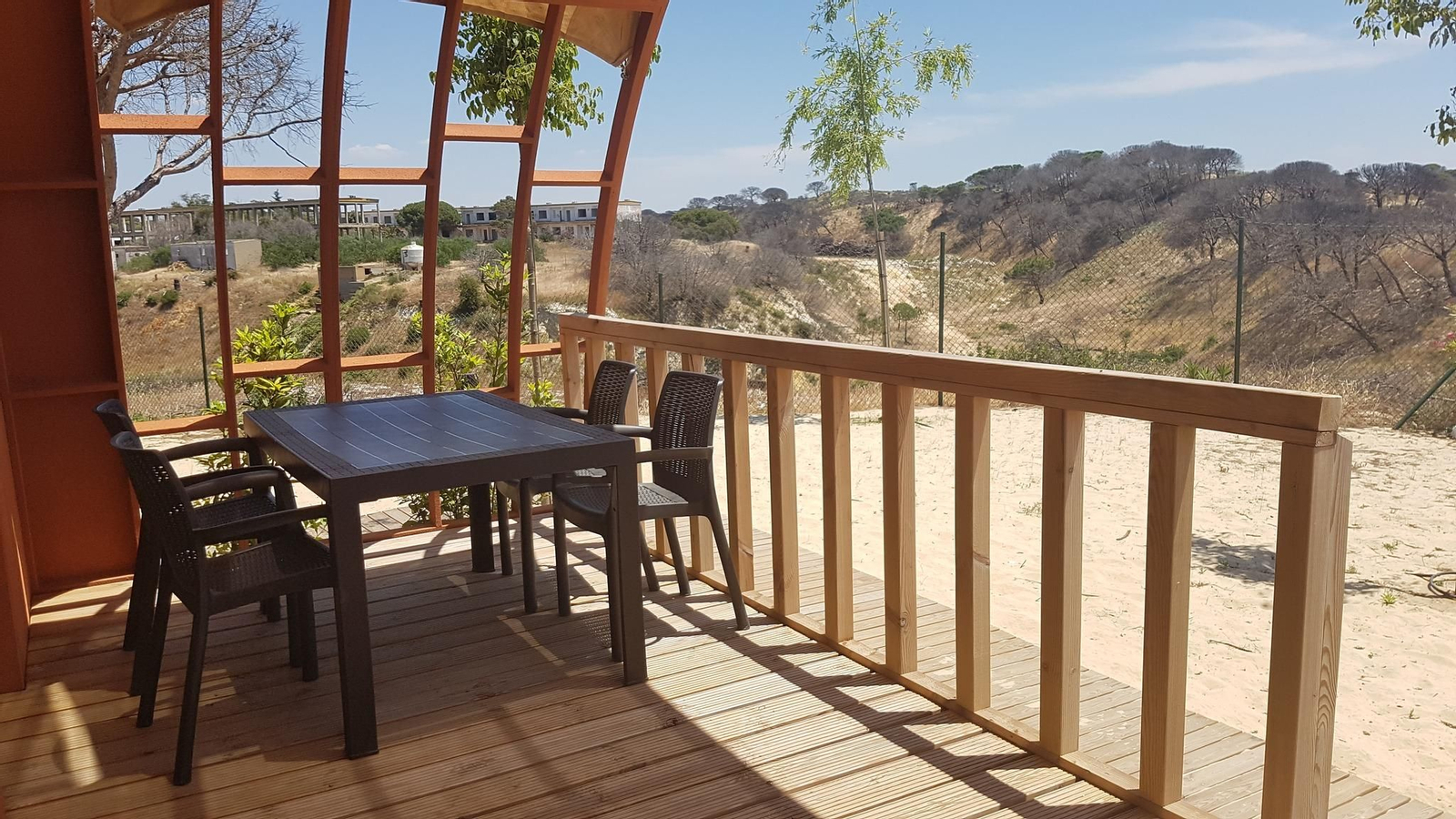 Alójate en un iglú totalmente equipado en el entorno único de Doñana