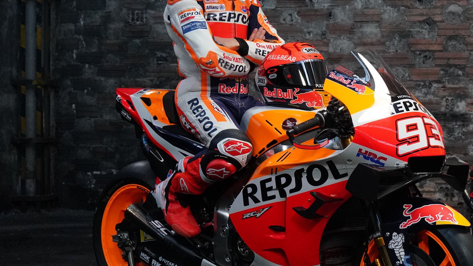 Marc Márquez posa con la RC213V.