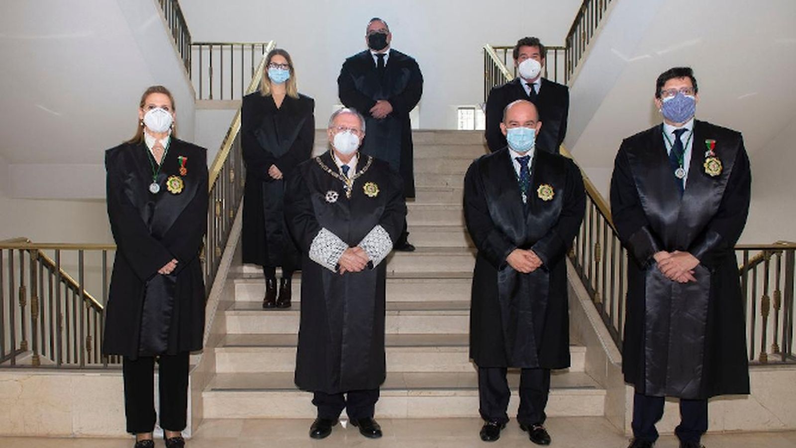 Los nuevos graduados sociales Juan José Arauz, Francisco Javier Cáliz y  Rocío González con Francisca Aragón, José Blas Fernández, Manuel Raposo y Manuel Fraga.