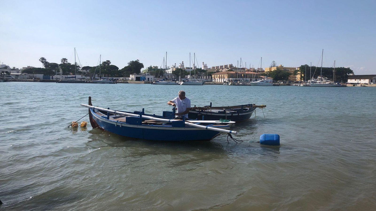 Los barcos han quedado amarrados a un fondeo junto a la playa fluvial de Fuerte King.