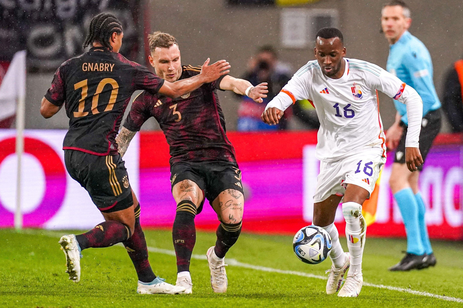 Dodi Lukebakio, a la derecha en un amistoso de Bélgica ante Alemania en marzo pasado.