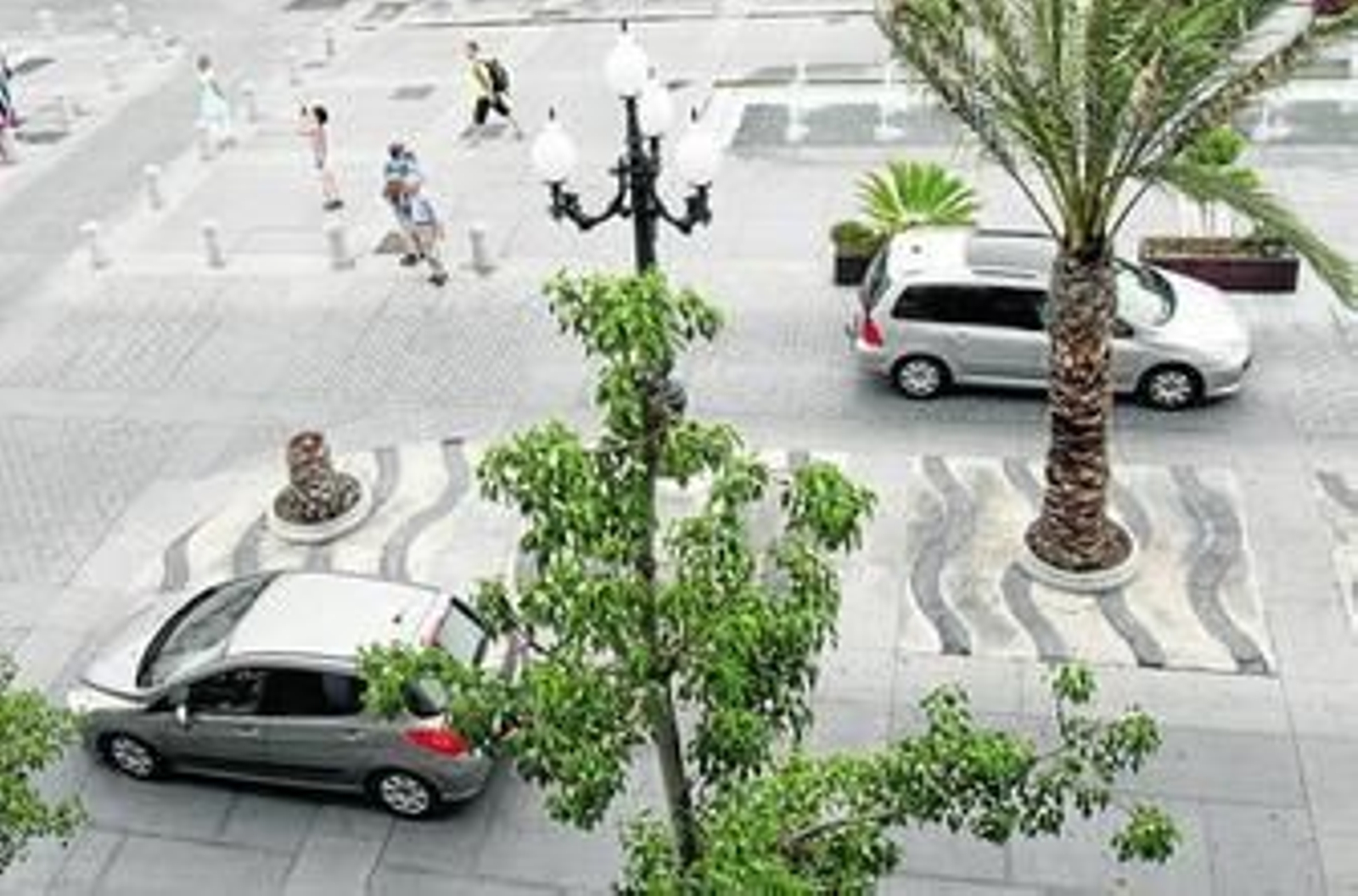 Por este tramo de plaza solo pueden transitar, por el carril más cercano a la fuente, los taxis. Ayer pasaban estos dos coches, uno en cada sentido.