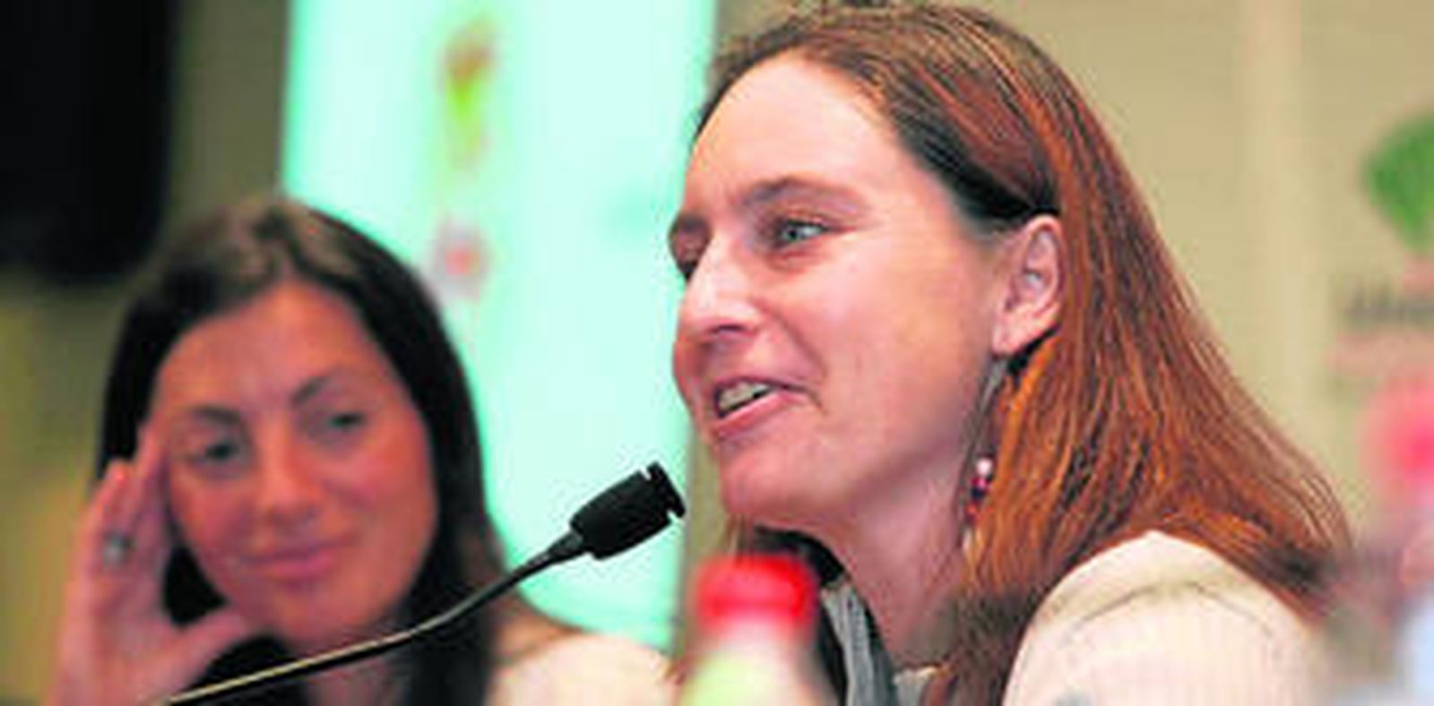 Ana Bella Estévez durante una conferencia sobre la violencia de género.