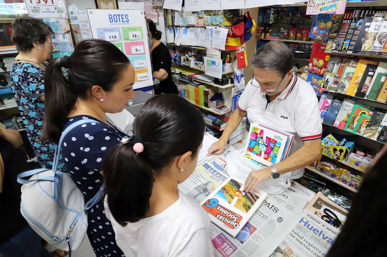 Recogida de libros de texto en la librería en el inicio del curso escolar.