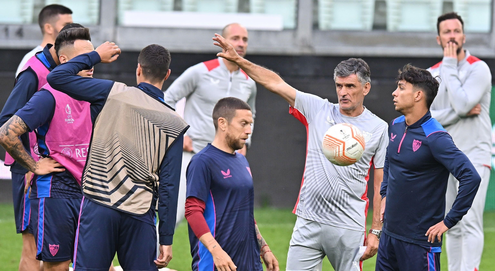 Mendilibar hace una indicación a sus futbolistas en el Juventus Stadium.