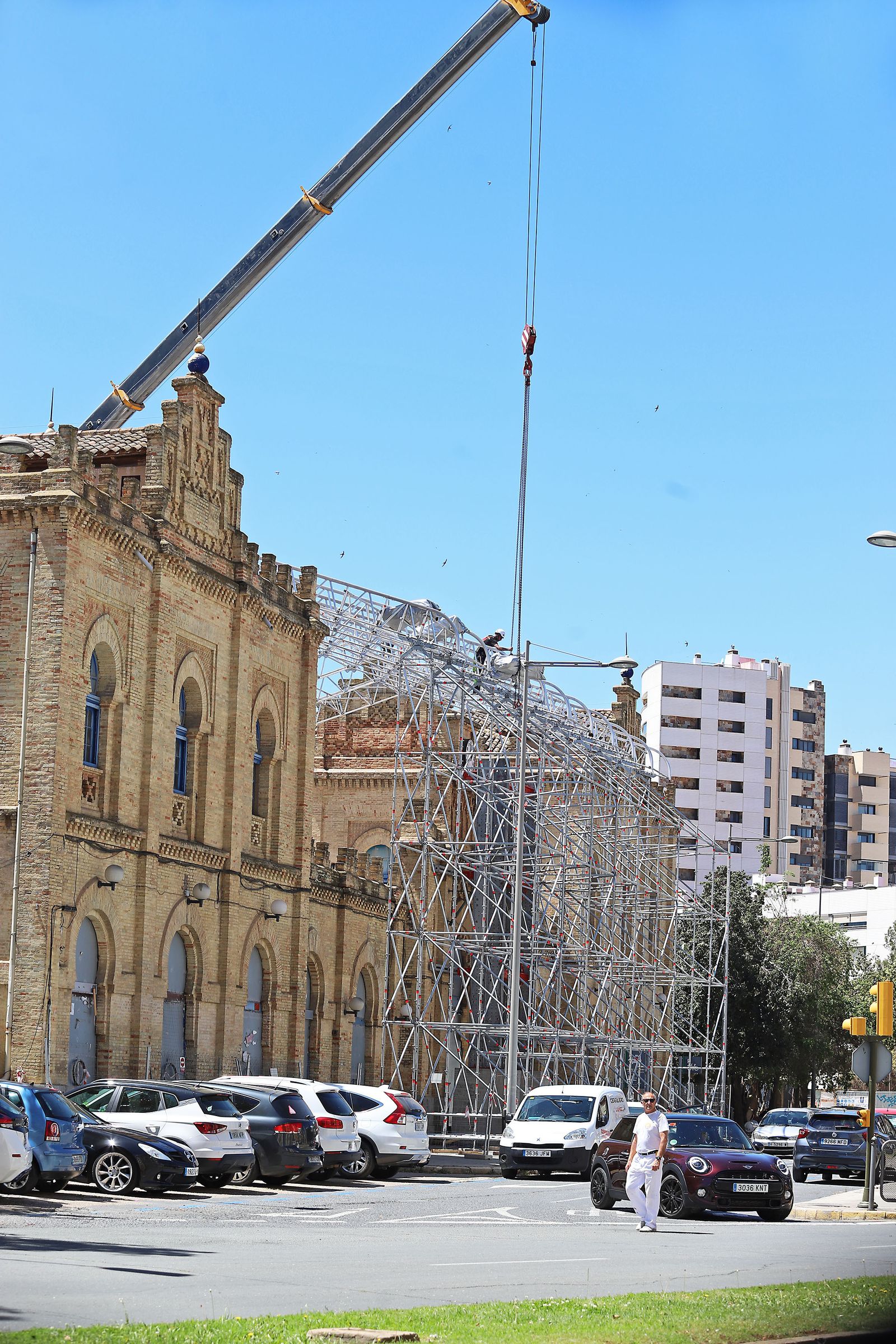 Imágenes del montaje del techo de la antigua estación de trenes de Huelva