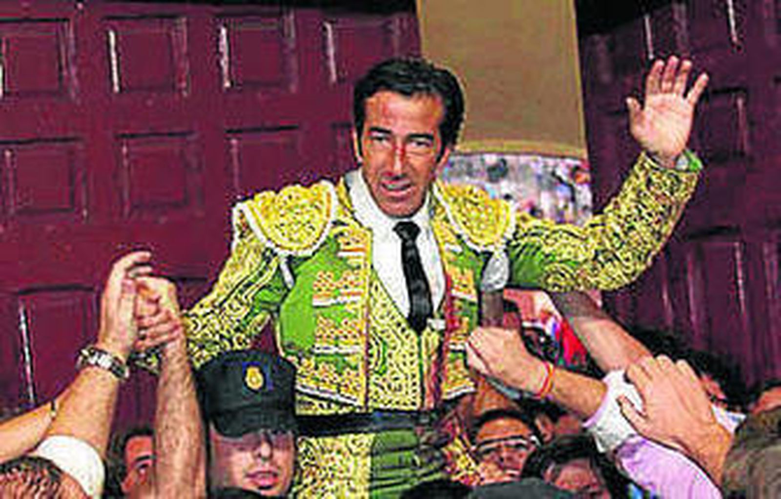 Juan Mora, en su salida en hombros en la plaza de Las Ventas.