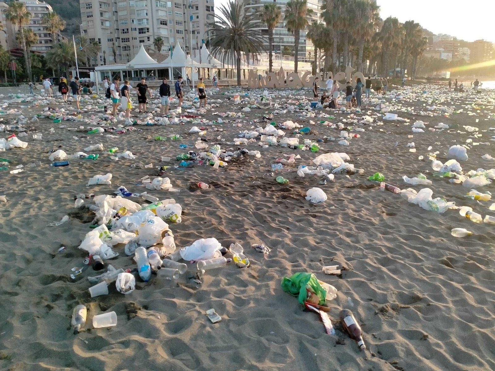 Las fotos de la basura en Playa de la Malagueta tras la Noche de San Juan