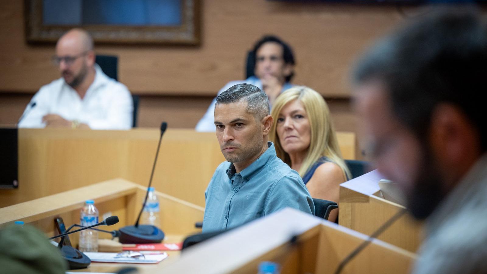 El portavoz del PSOE, Ángel Mª. Gonzáles, durante el pleno, en el que expresó su abstención positiva al tema. El portavoz del PSOE, Ángel Mª. Gonzáles, durante el pleno, en el que expresó su abstención positiva al tema.