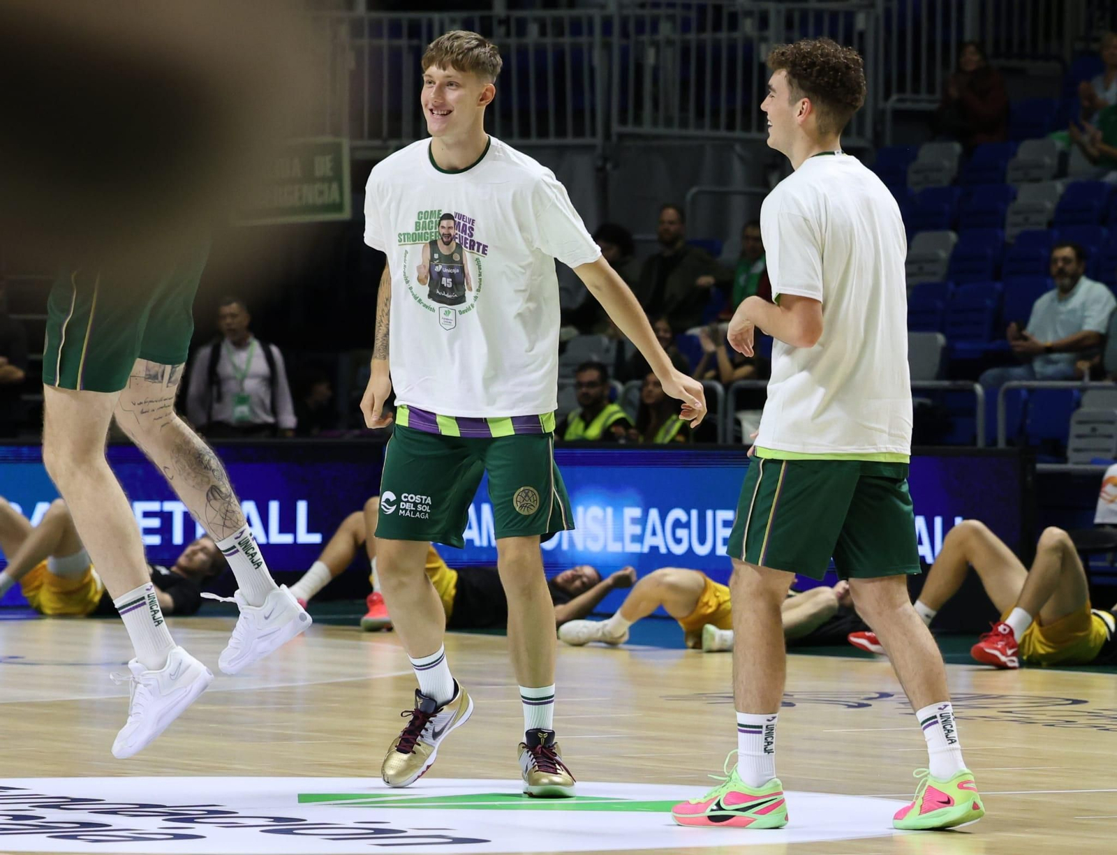 David Kravish, camisetas, vídeo y ovación para mandarle fuerzas