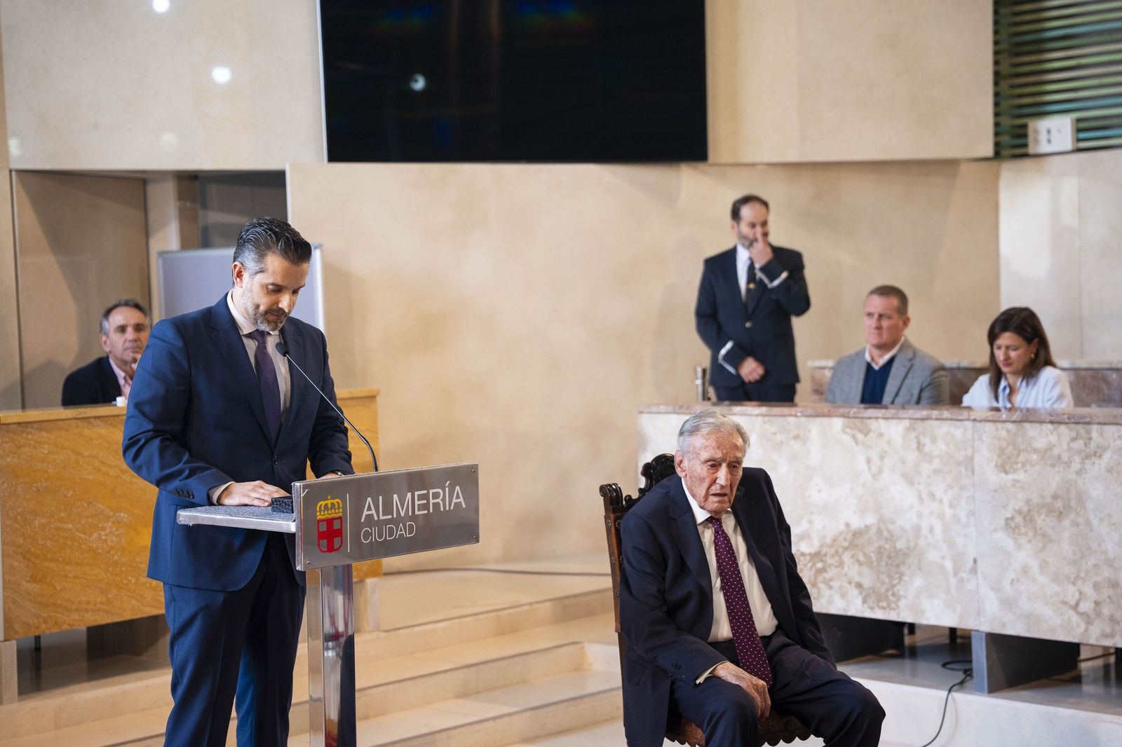 La galería del Escudo de Oro de la Ciudad de Almería a Juan Rigaud