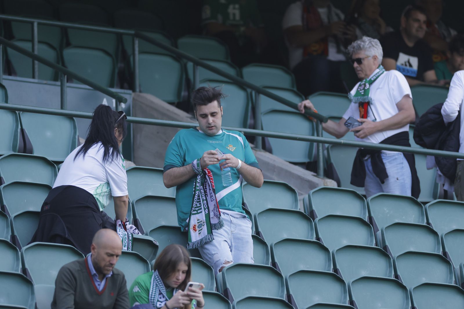 Búscate en las fotos del Betis-Manchester