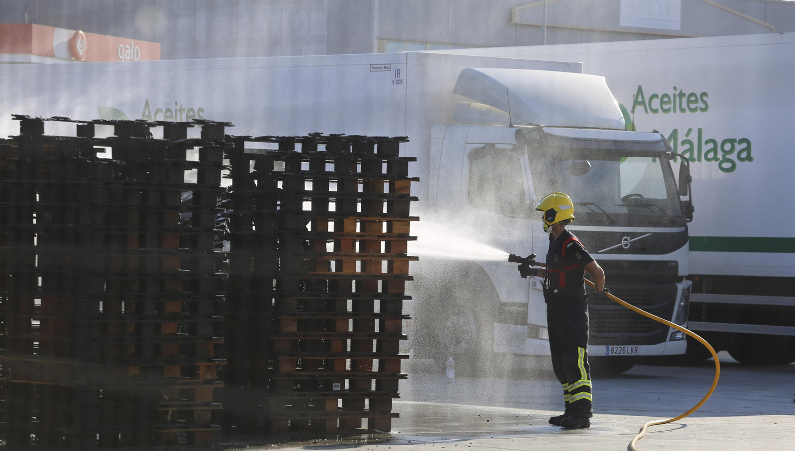 Las fotos del incendio en una nave de aceites del polígono Guadalhorce