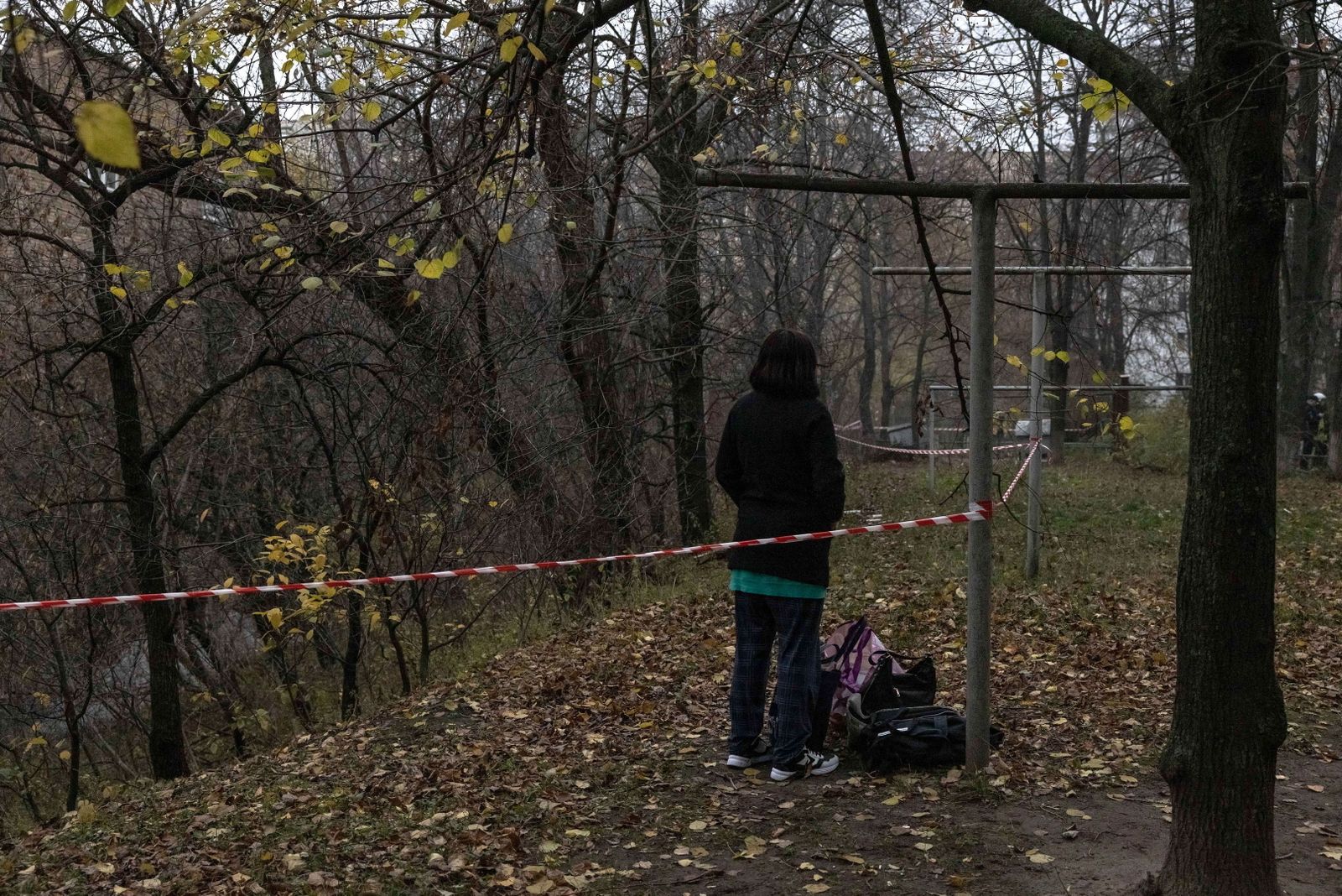 Una ucraniana aguarda junto a un cordón policial tras el ataque ruso en Kiev.