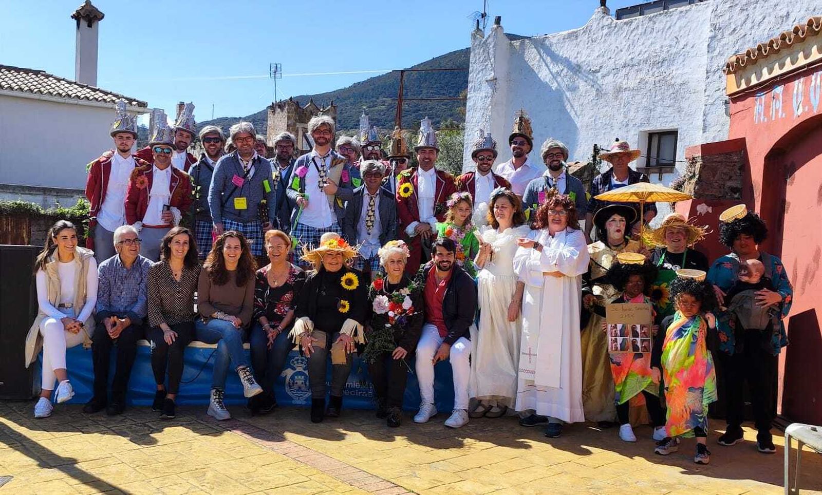 Foto de familia de los asistentes a la convivencia de carnaval en Pelayo