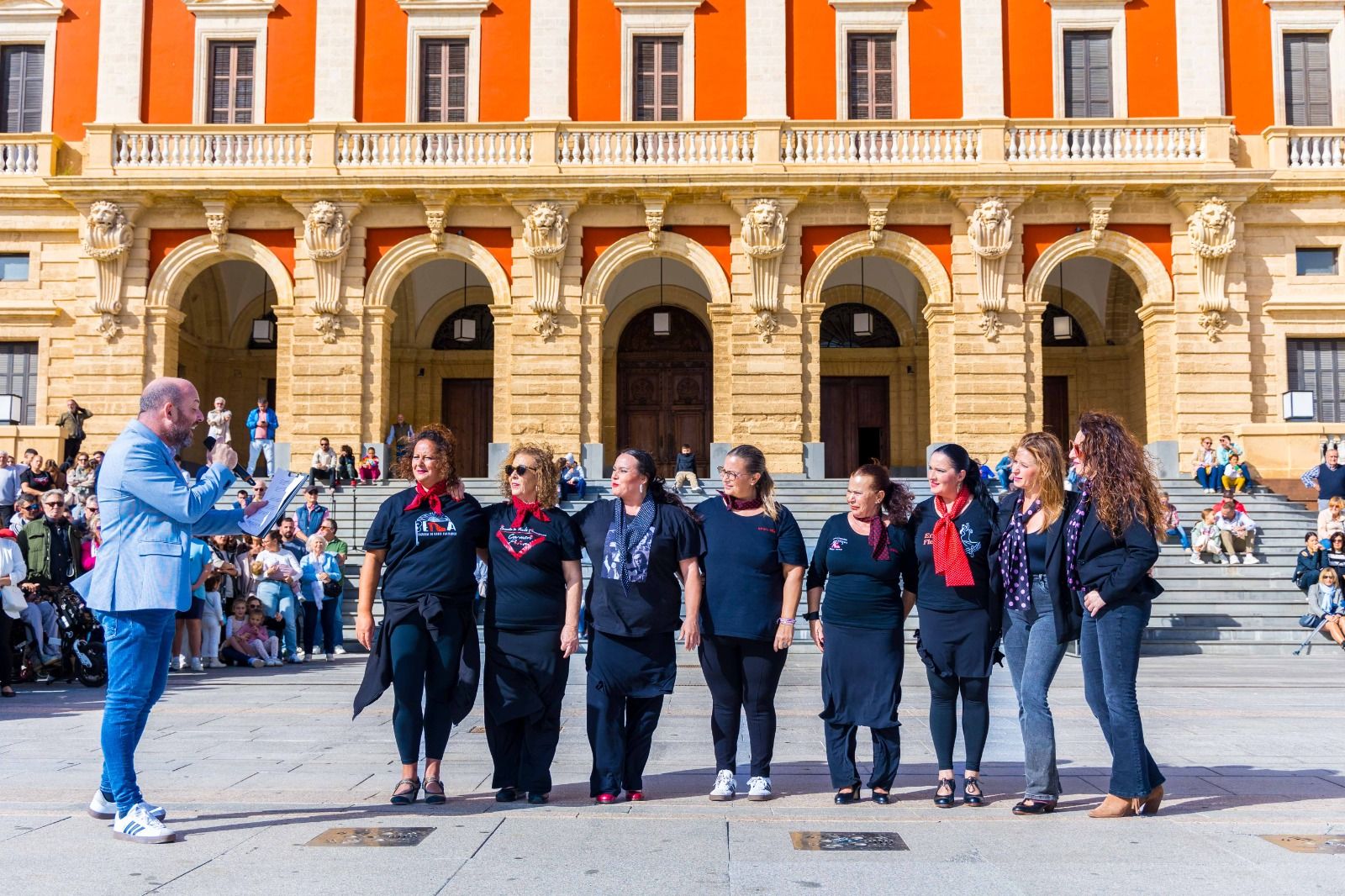 El flamenco toma la plaza del Rey: 'flashmob' de las academias de baile en San Fernando