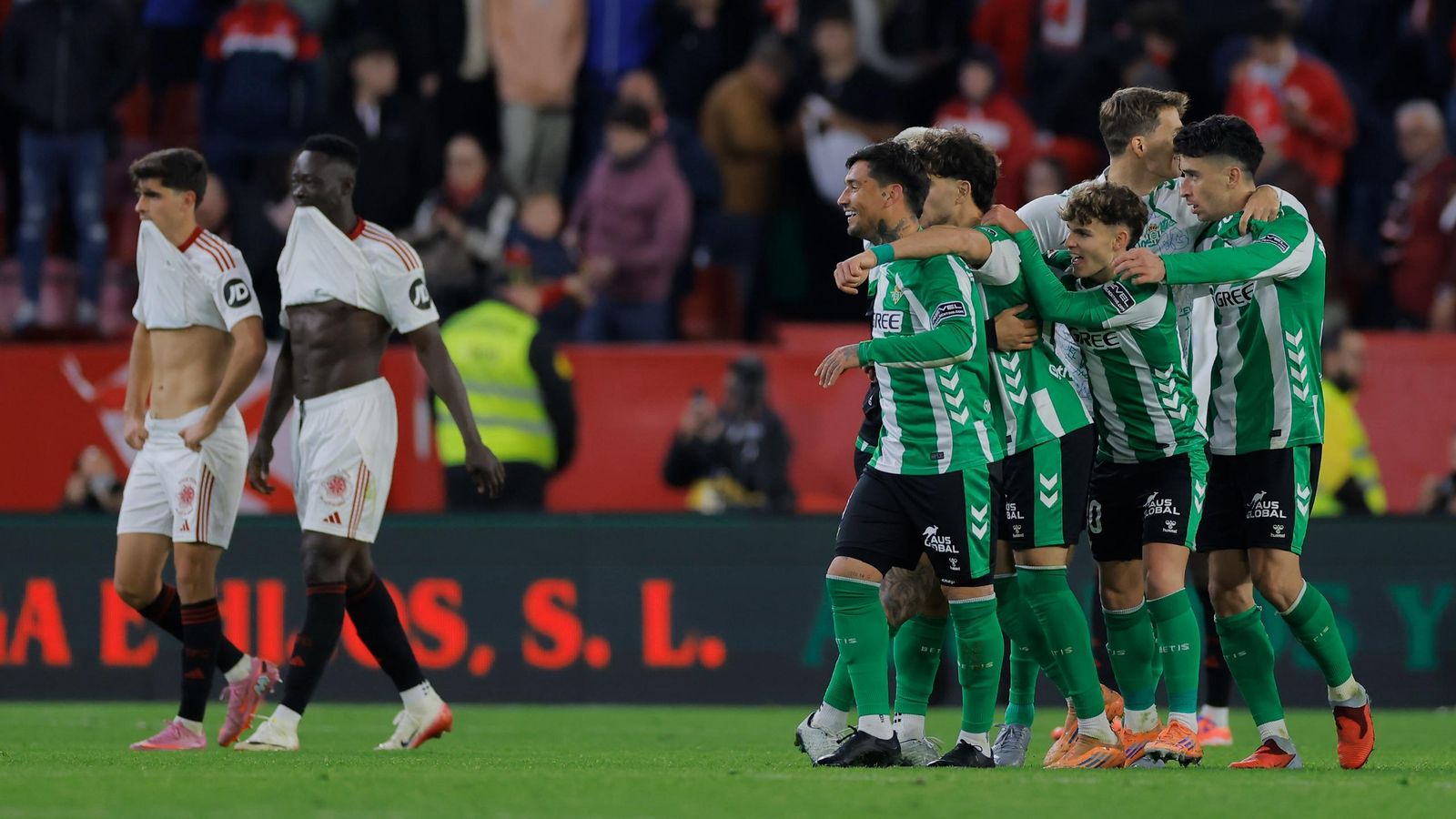 Los jugadores del Betis celebran su victoria en el derbi ante el Sevilla.
