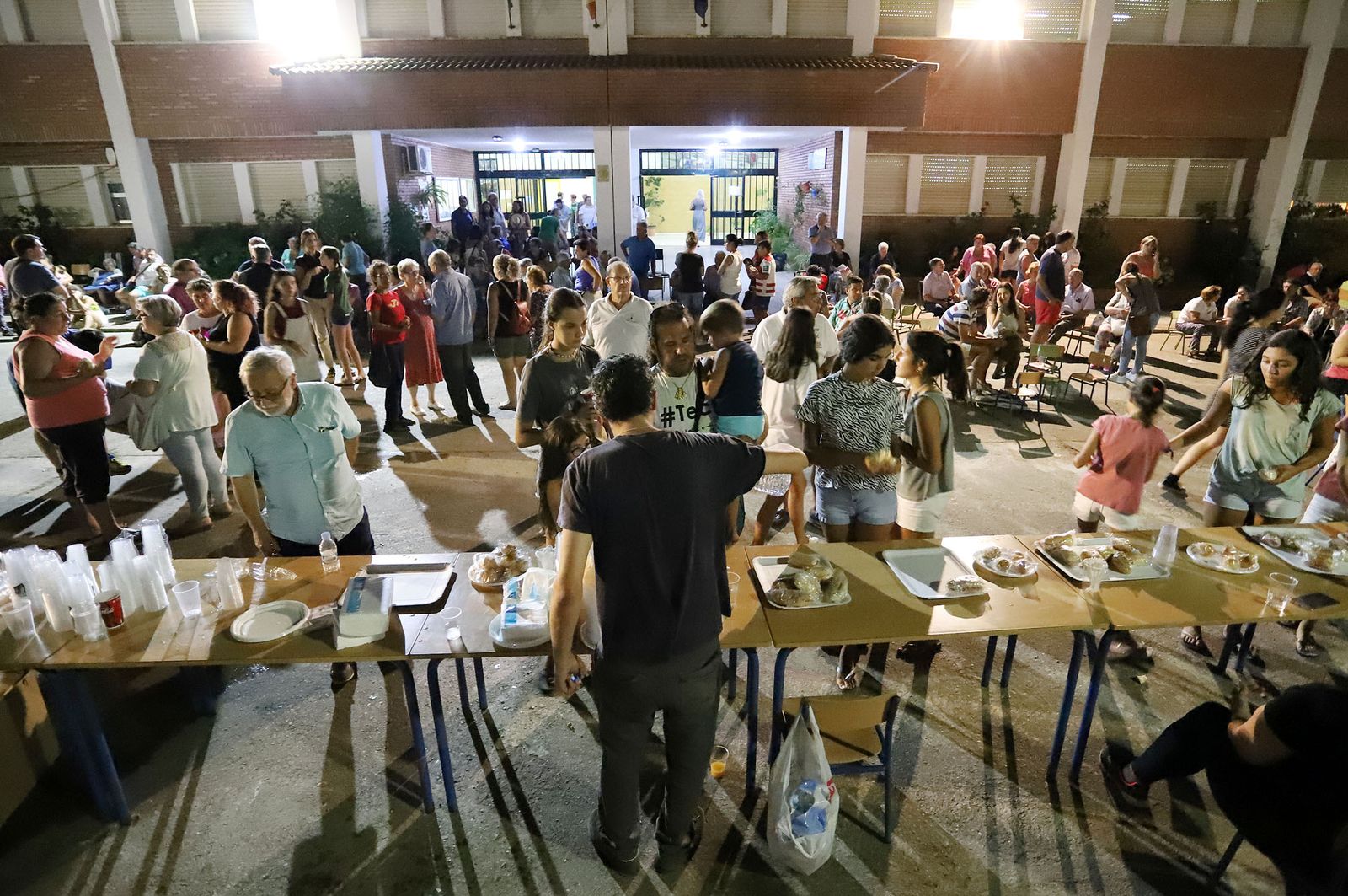 Imágenes de los evacuados de  Almonaster acogidos en Cortegana por el incendio