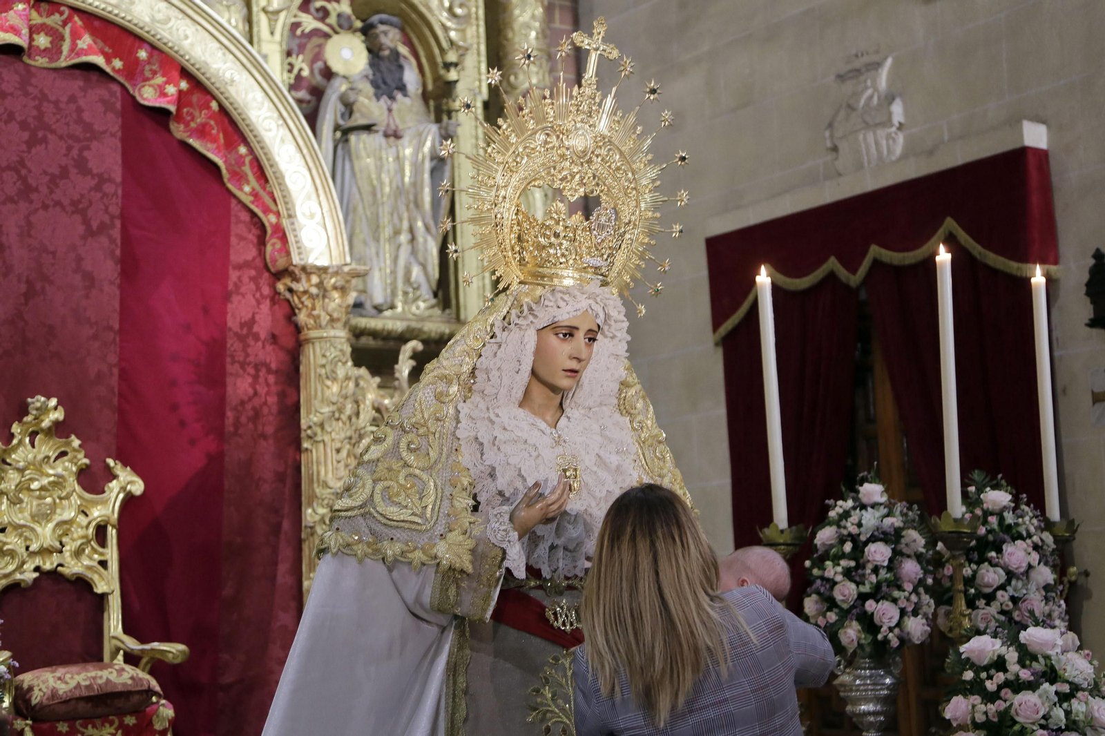 Momentos de los besamanos y besapies de este domingo de Pregón
