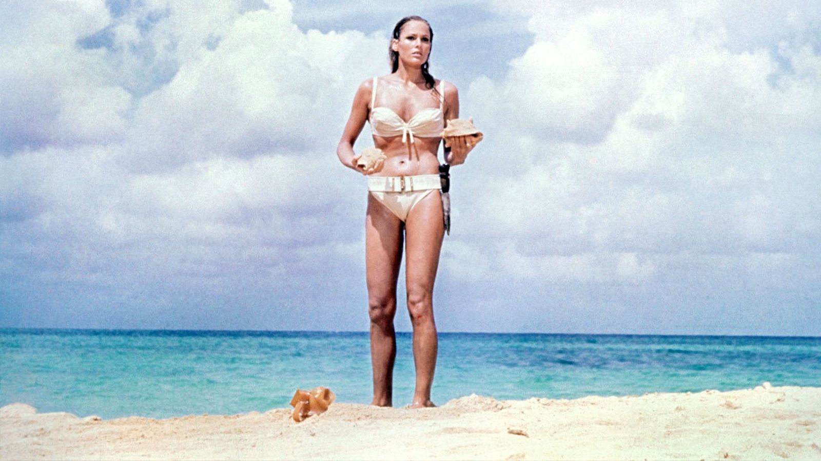 Ursula Andress dio vida al primer look playero de chica Bond en 'Agente 007 contra el Dr. No' (1962).