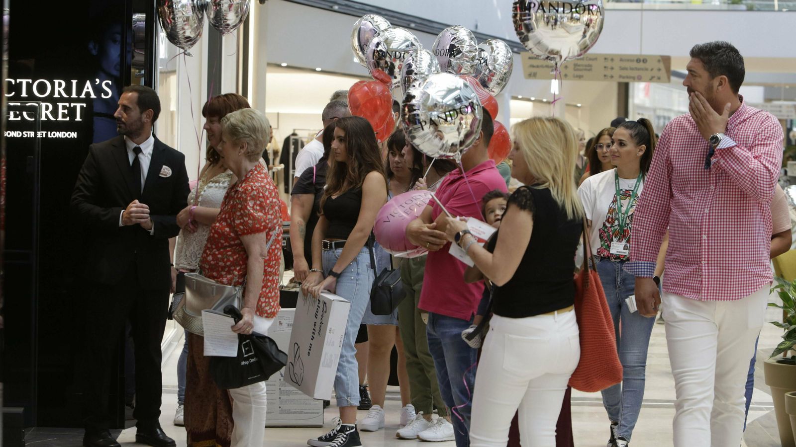 Público esperando para entrar a la tienda de lencería Victoria Secret.