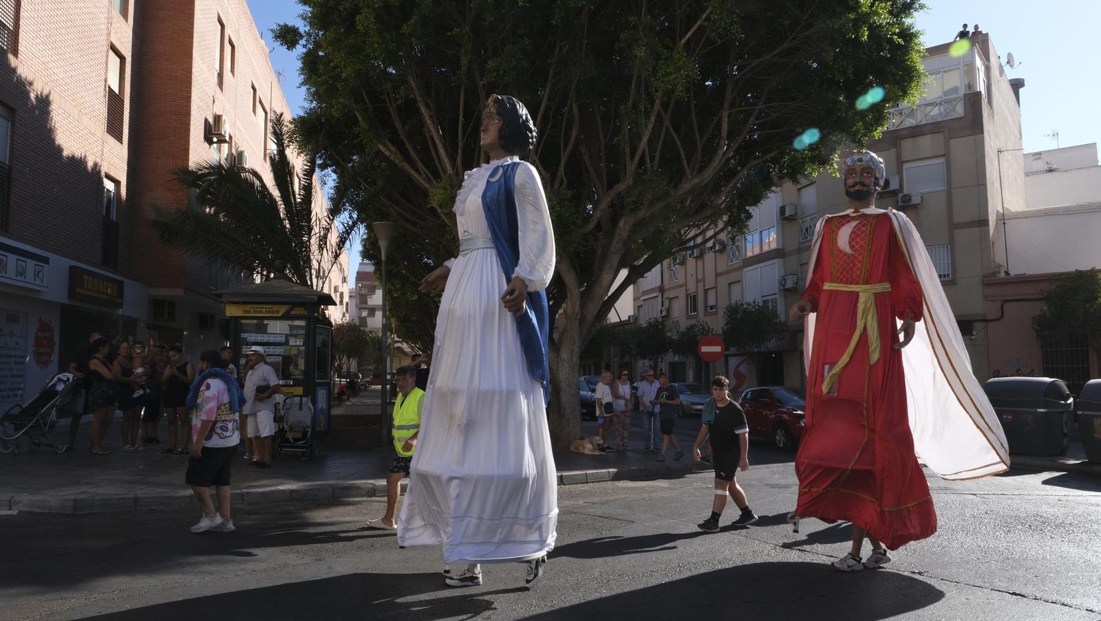 Gigantes y cabezudos en la Feria de Almería 2024, en imágenes
