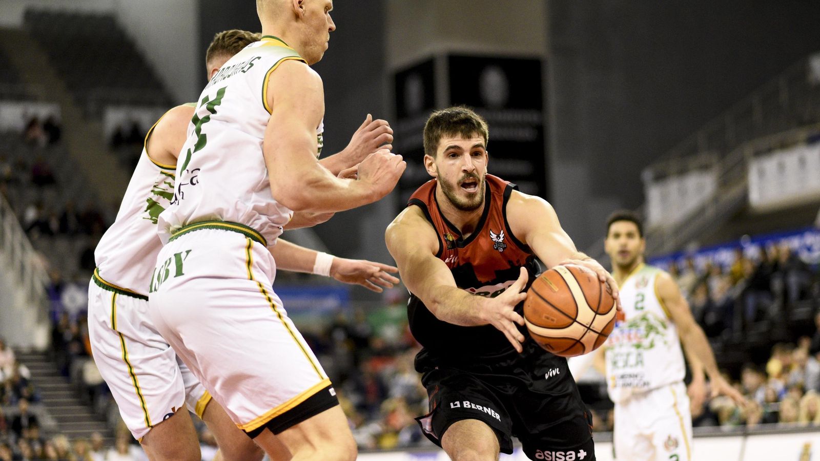 Iriarte intenta penetrar en el duelo ante el Huesca.