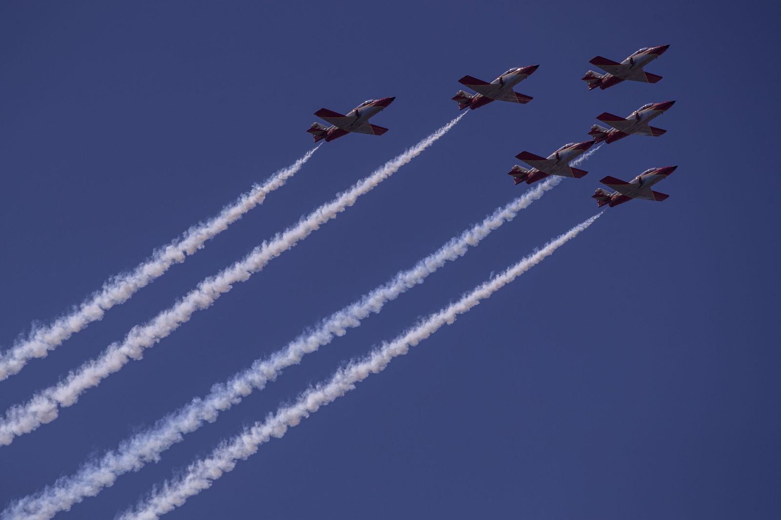 La Patrulla Águila del Ejército se exhibe en el cielo de Málaga.