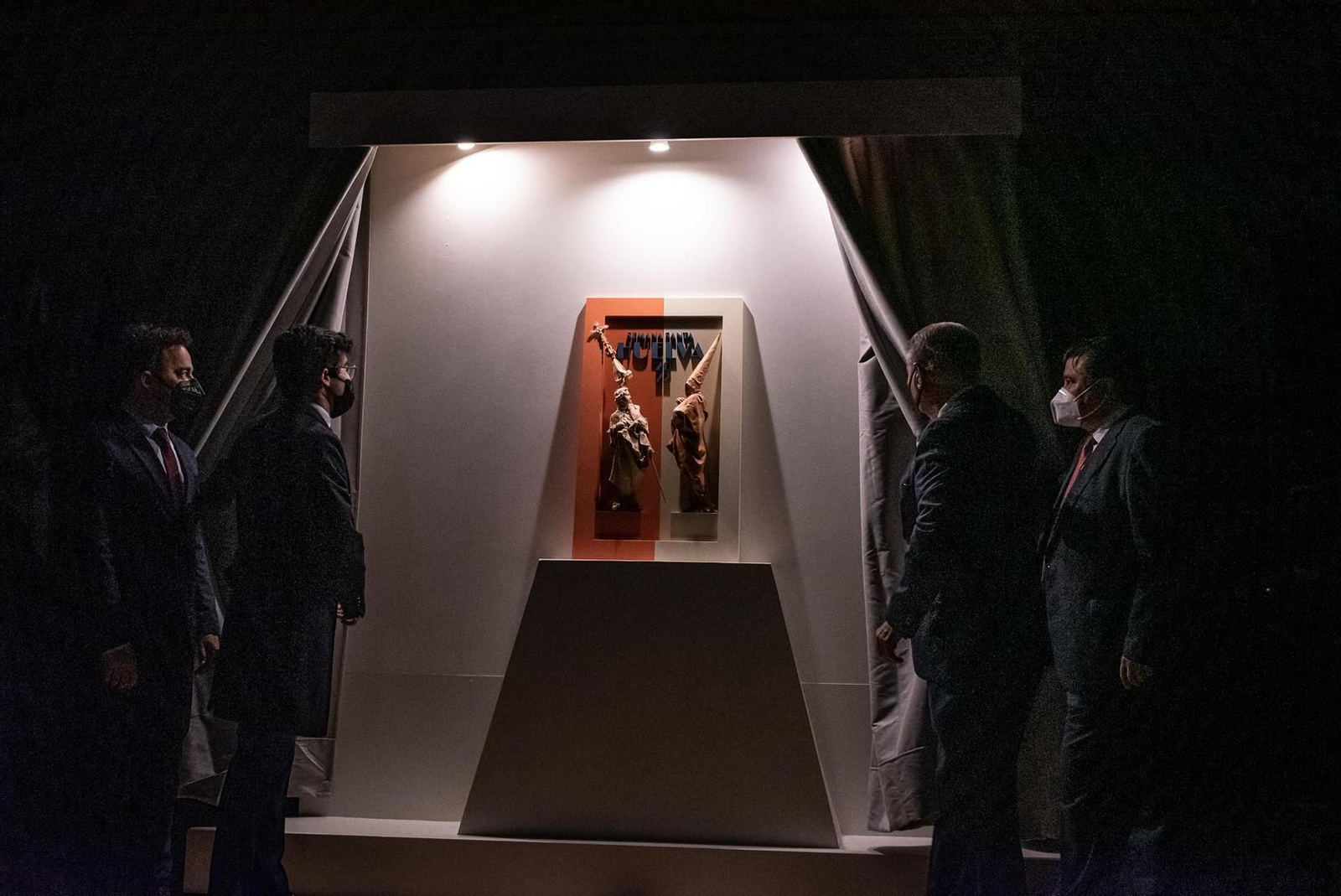 Daniel Mantero, Ángel Sarmiento, Antonio González y Gabriel Cruz flanquean el cartel tras ser mostrado.