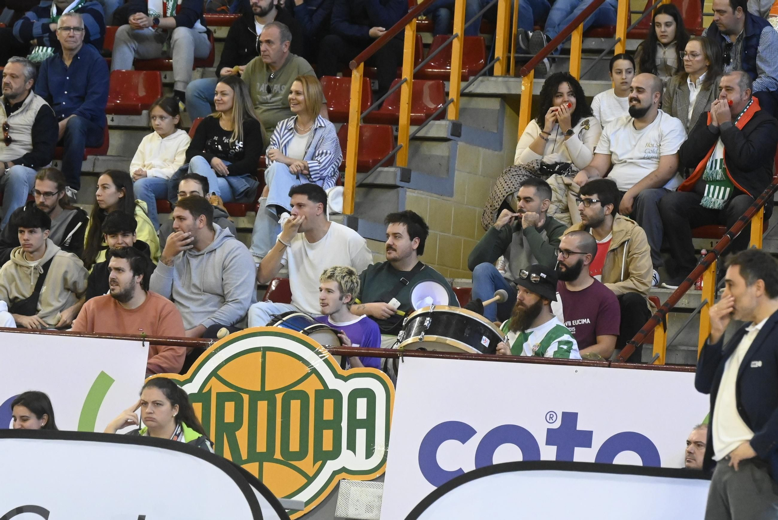 Las mejores fotos del ambiente en Vista Alegre para el Coto Córdoba - Logrobasket
