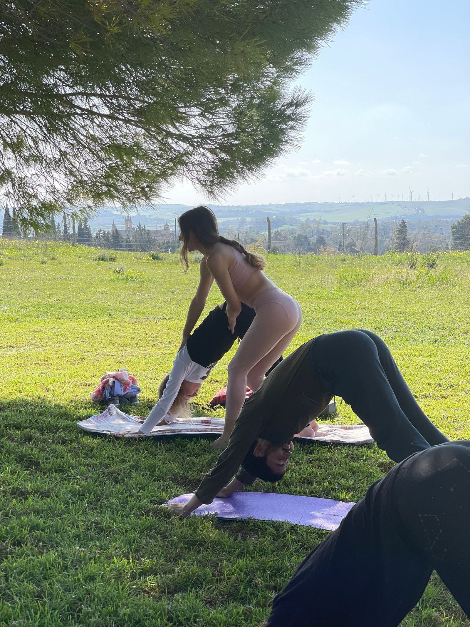 Almudena corrige una postura en una sesión.