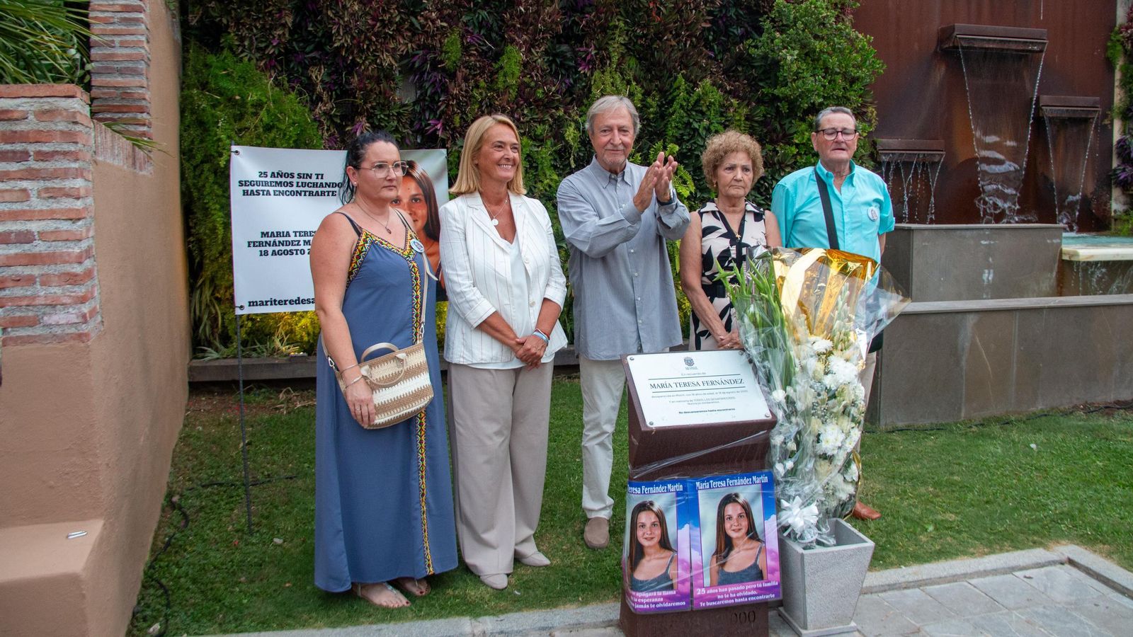 La familia de María Teresa con la alcaldesa de Motril y el periodista Paco Lobatón