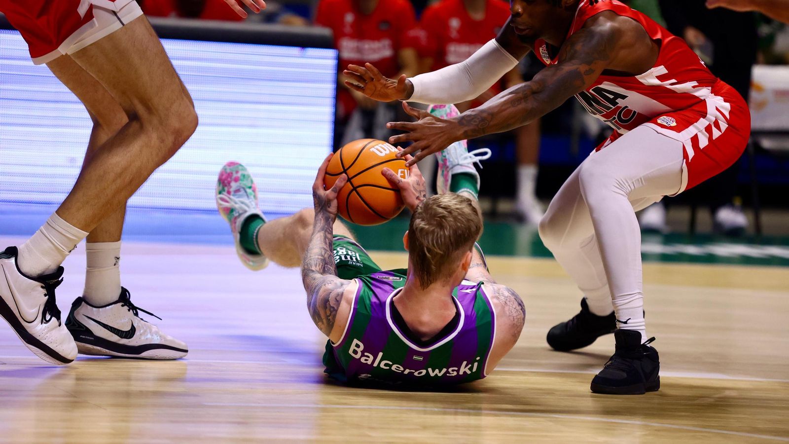 La fiesta previa del Unicaja: Subida de bandera, homenaje a Toñi García, nuevo videomarcador...