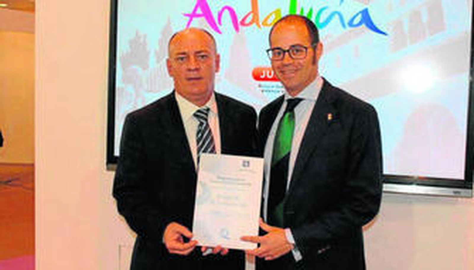 El alcalde y el concejal recibieron ayer en las instalaciones de Fitur el documento que certifica la Q de Calidad Turística.