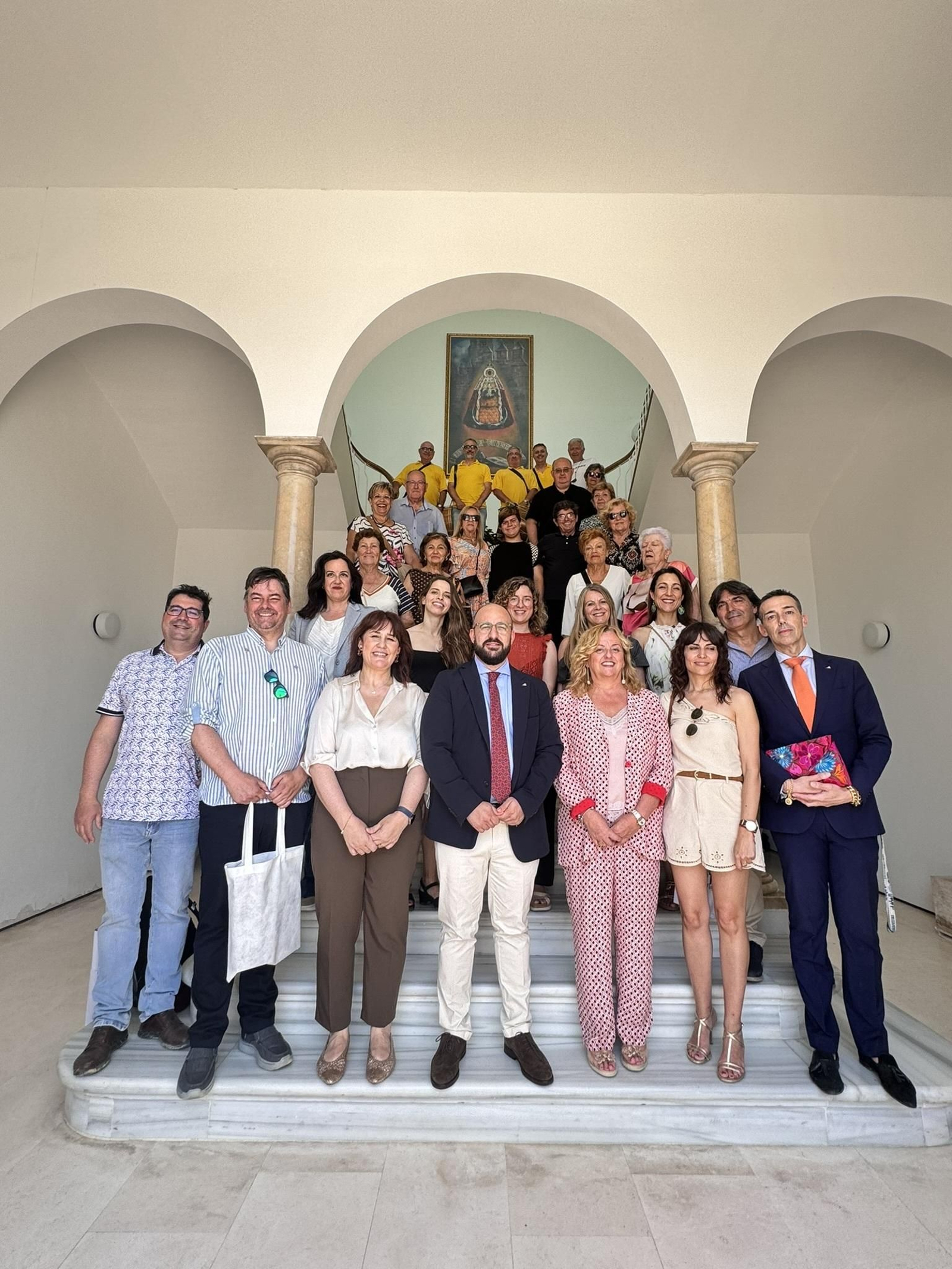 La embajada de Calpe, en una foto de familia en la escalera del Ayuntamiento de El Puerto.