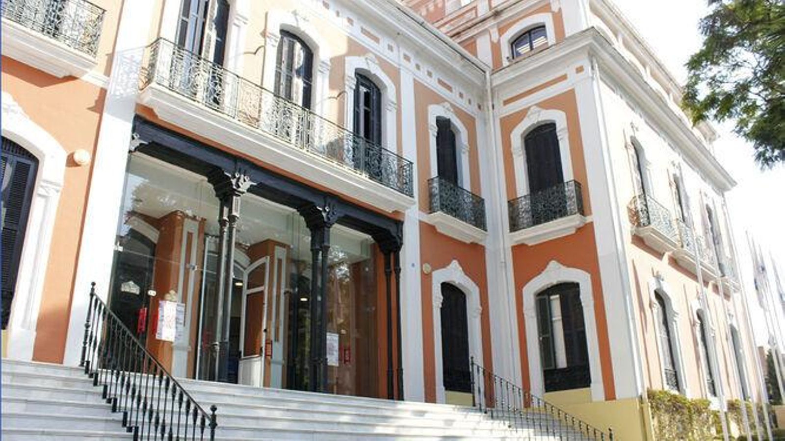 Entrada de la Casa Colón de Huelva.