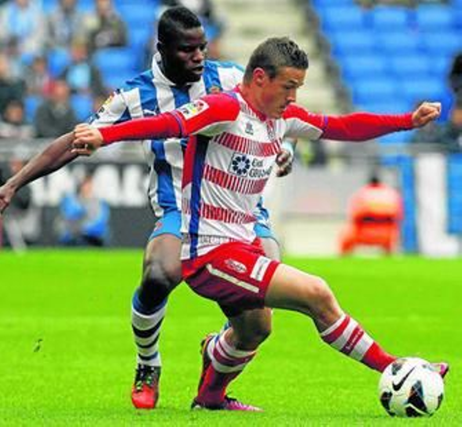 El rumano del Granada Torje protege la pelota ante el espanyolista Wakaso.