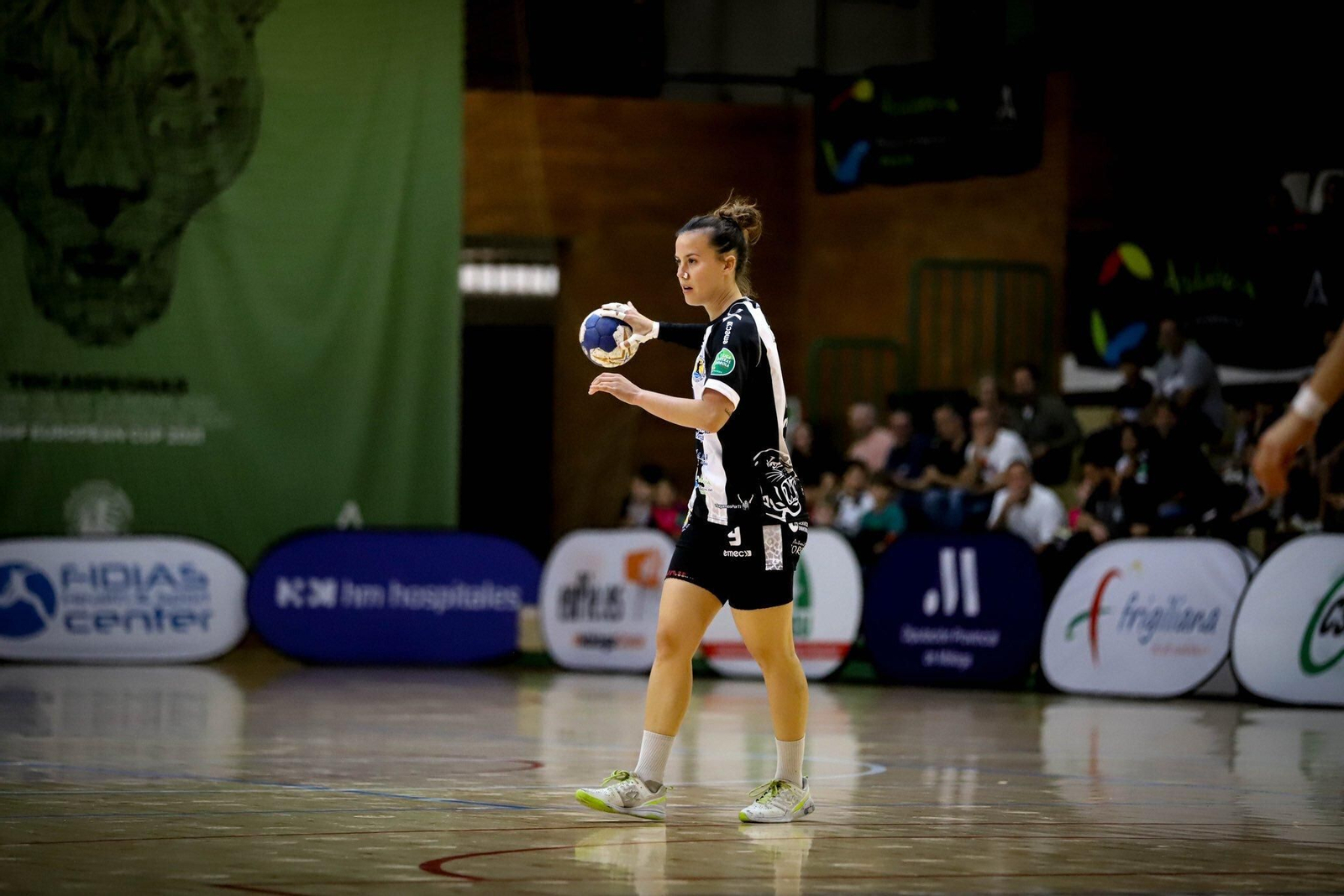Silvia Arderius controlando la pelota.