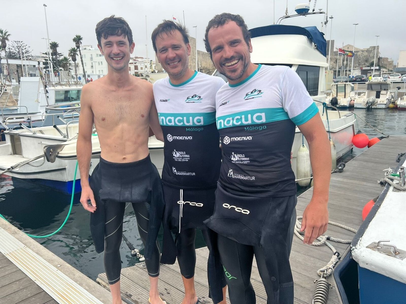 Los tres nadadores, tras su regreso a Tarifa
