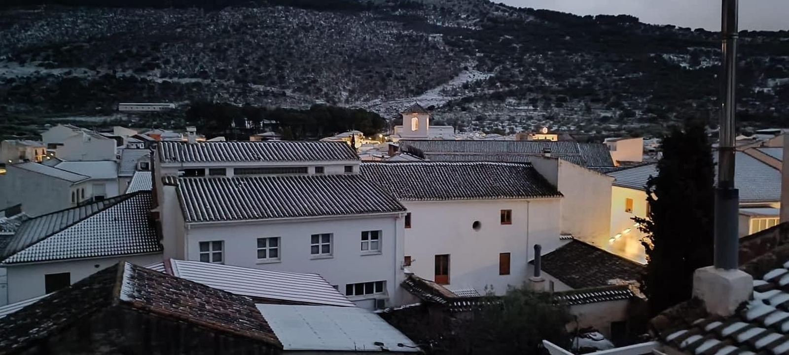 Alfarnate ha amanecido este miércoles con un manto blanco. Alfarnate ha amanecido este miércoles con un manto blanco.