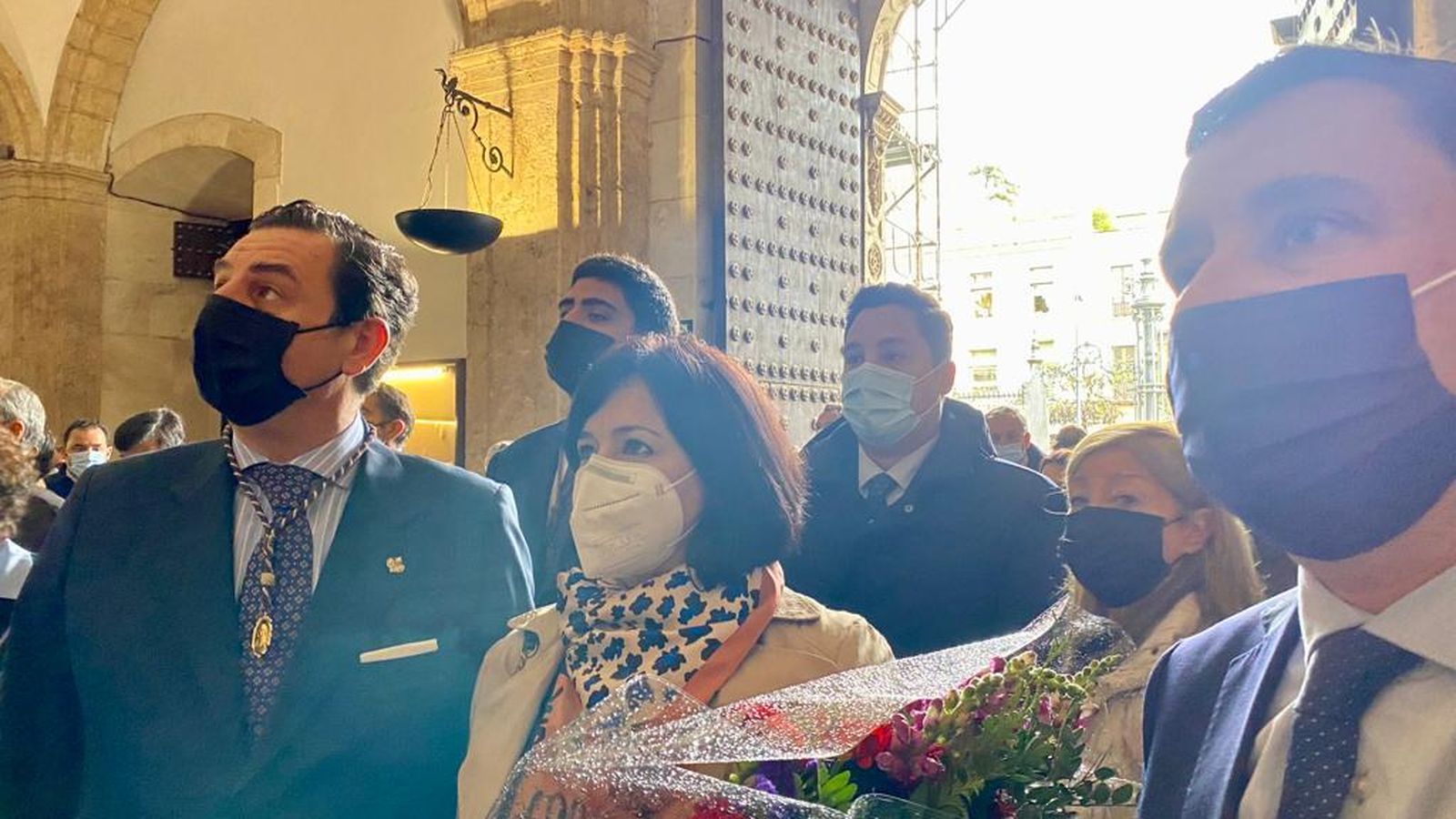 Jesús Resa, hermano mayor de los Estudiantes, con Virginia Pérez y Juan de la Rosa