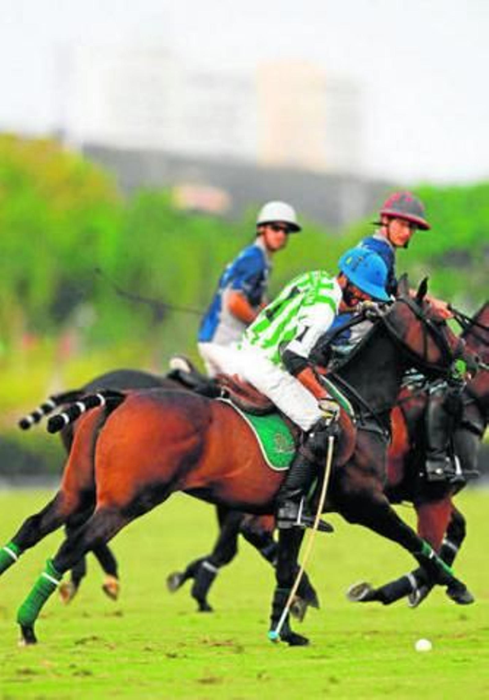 Cambiaso golpea la bocha en el partido de ayer.