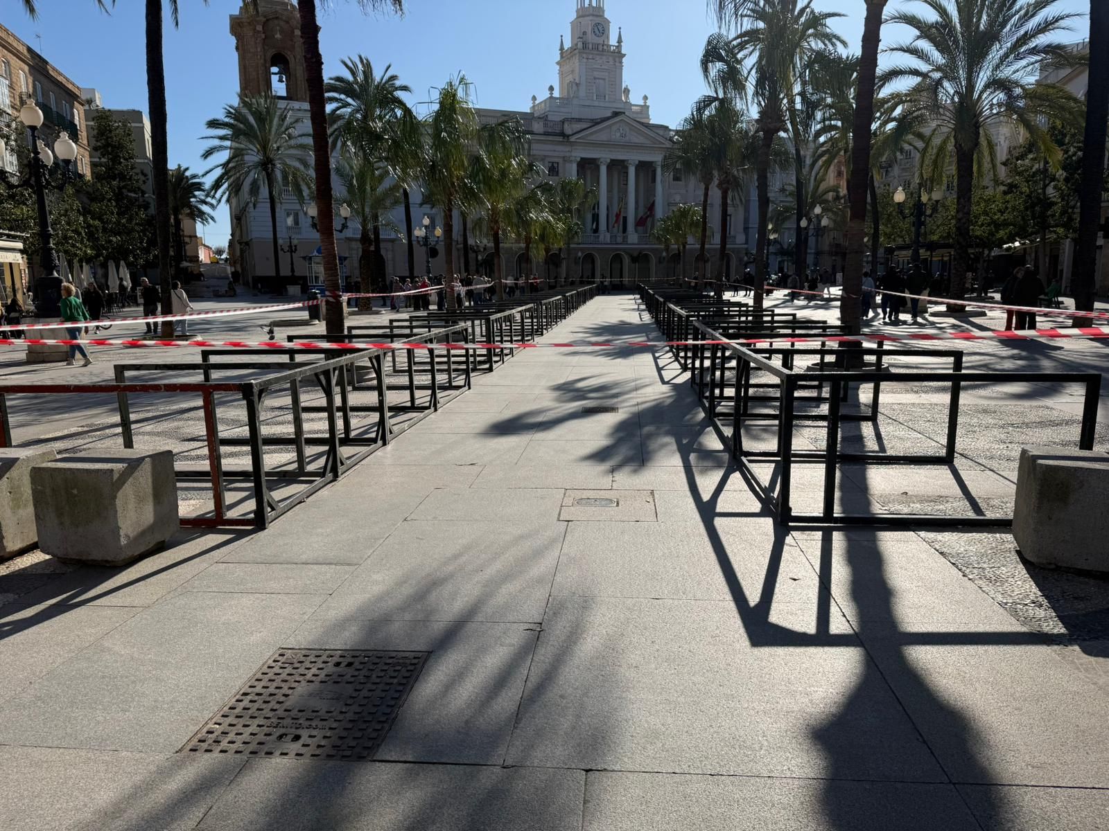 Palcos que han empezado a montarse en San Juan de Dios, con el nuevo pasillo más estrecho.