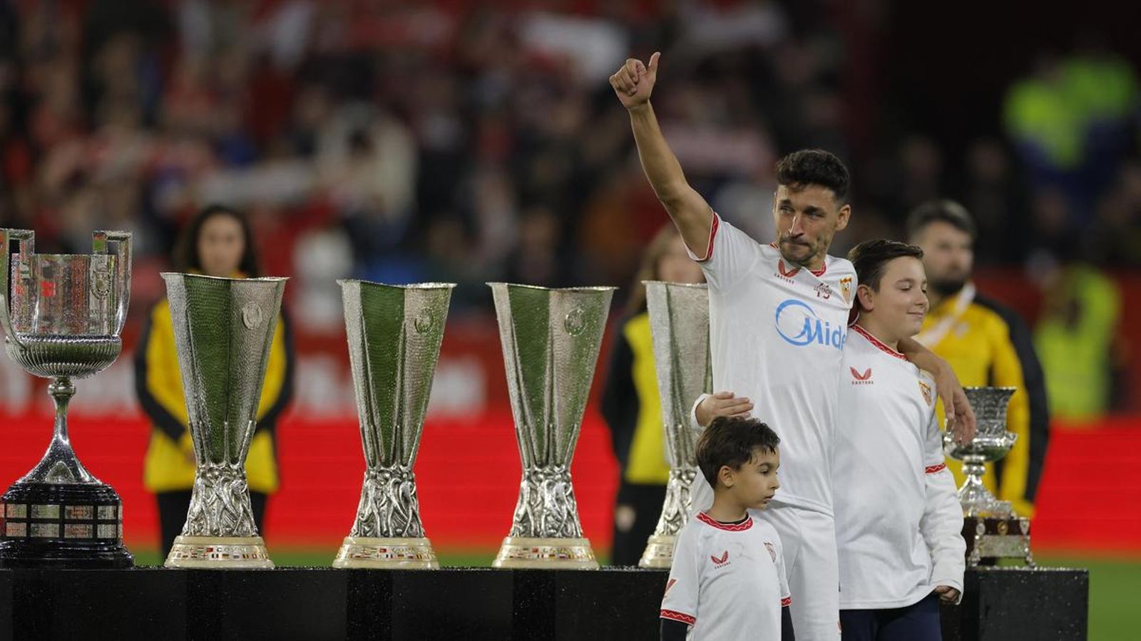 Jesús Navas, junto a sus hijos y todos los titulos que ha ganado con el Sevilla FC, en su último partido en el Ramón Sánchez-Pizjuán.