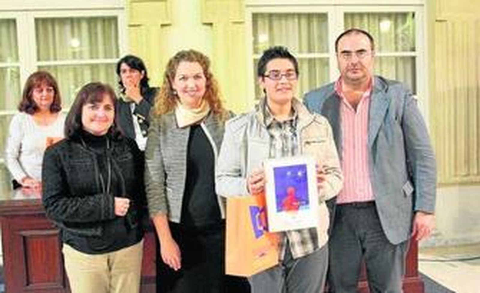 Uno de los galardonados con Almudena Valentín, Isabel Arévalo y Rafael Leopoldo Aguilera.