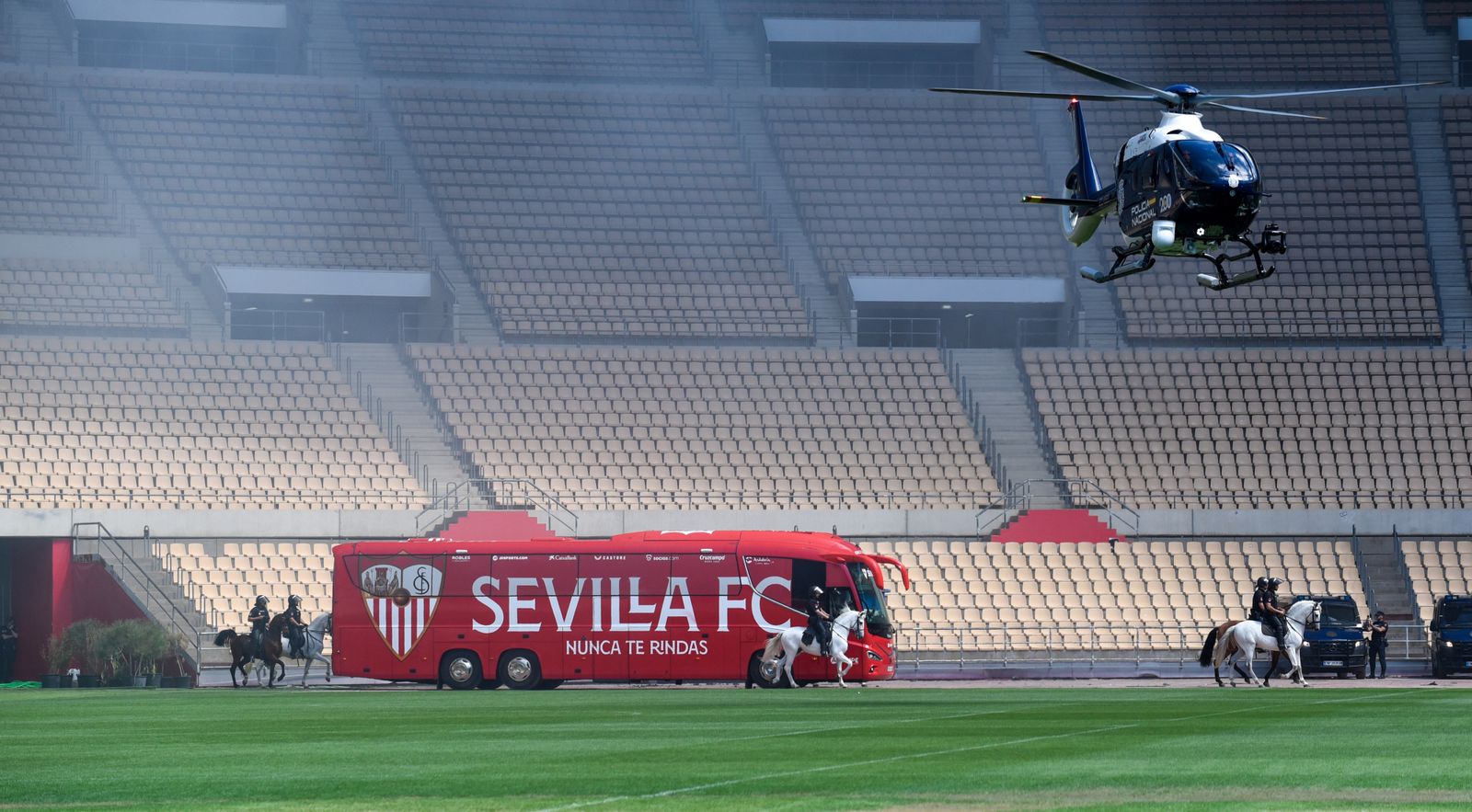 La exhibición policial con participación de la Unidad Aérea, Guías Caninos y Caballería, en imágenes