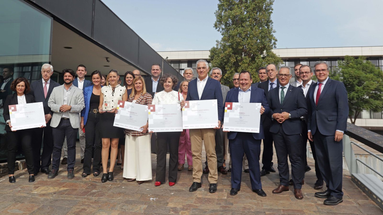 Foto de familia de los galardonados en la sexta edición.