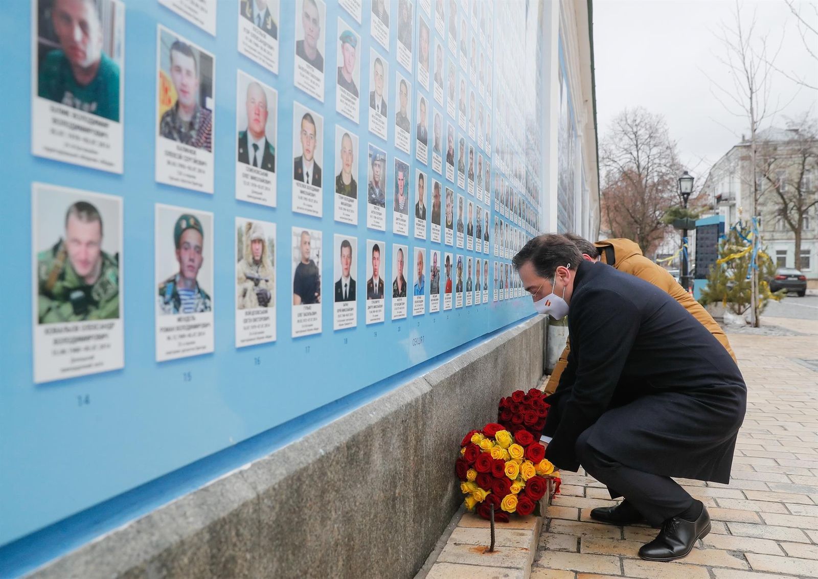 Albares deposita una ofrenda en el muro de los caídos en el conflicto ucraniano